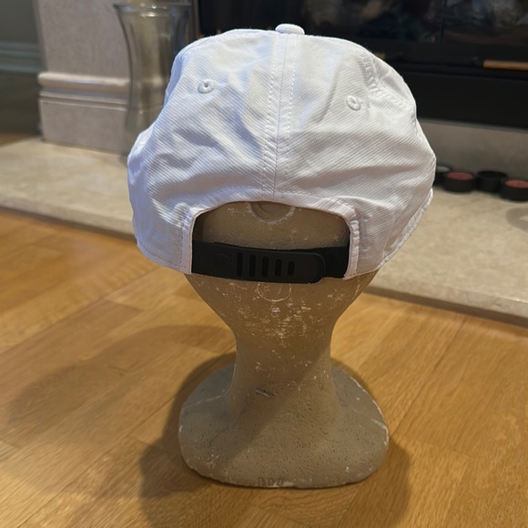 Equinox Performance Hat - Picture 3 of 4